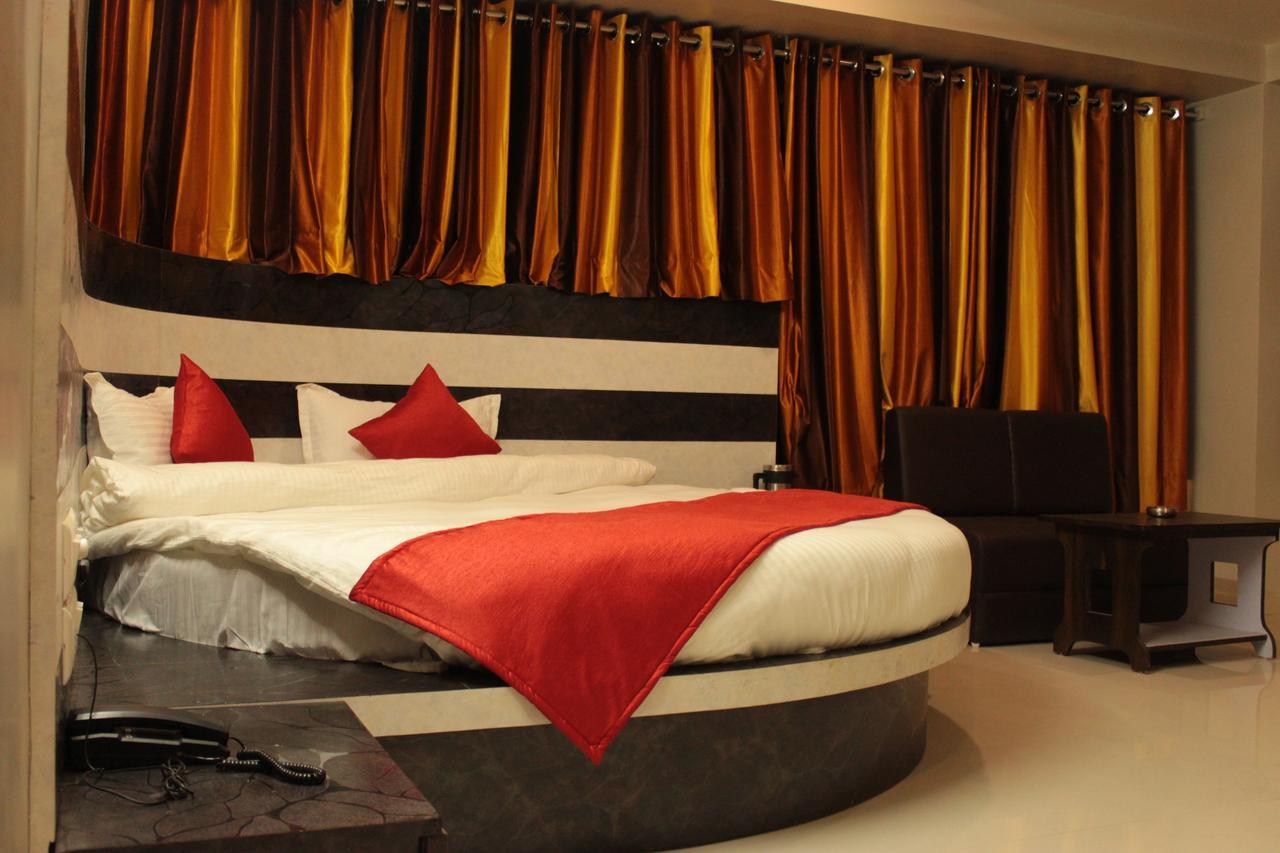 Apollo Hotel Ahmedabad Ngoại thất bức ảnh